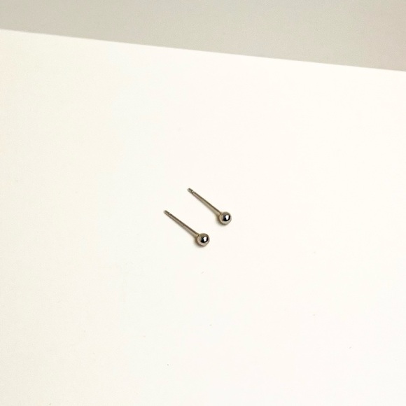 CUTEST ball stud earrings - Picture 3 of 5